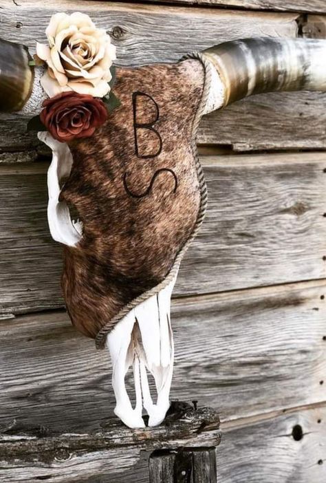 Beaded Cow Skulls, Deer Horn Ideas, Painted Animal Skulls, Animal Skull Decor, Deer Skull Art, Antler Projects, Painted Cow Skulls, Cowhide Decor, Cow Skull Decor