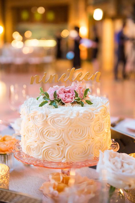 Wedding Cakes One Layer, Simple Beautiful Cakes, One Layer Wedding Cake, Rustic Cakes, One Tier Cake, Non Floral Centerpieces, Tier Cakes, Cake Centerpieces, Fake Bakes