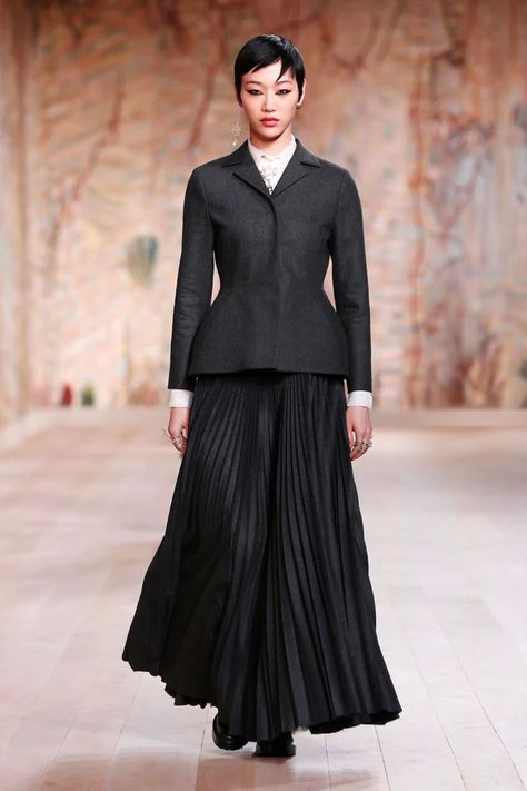 Dior 2022, Beauty Dior, Dior Haute Couture, Maria Grazia Chiuri, Dior Couture, Boutique Fashion, Punk Fashion, Fashion Sense, Christian Dior