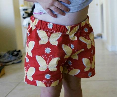 Shorts Free Pattern, Toddler Shorts Pattern, Boy Shorts Pattern, Sew Shorts, Diy Bathing Suit, Baby Shorts Pattern, Shorts Pattern Free, Boys Sewing Patterns, Sew Baby