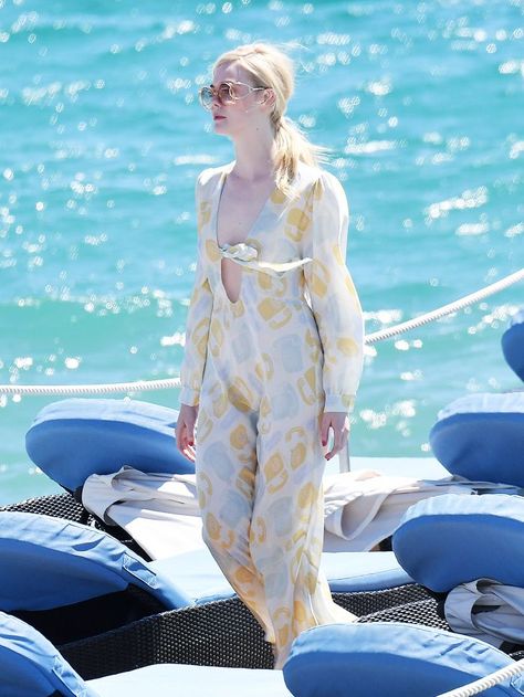 Need ideas for holiday outfits? How to Master Holiday Dressing When You Have Very Fair Skin via @WhoWhatWearUK Pale Skin Fashion Outfits, Pale Summer Outfits, Summer Outfits Pale Skin, Outfits Pale Skin, Pale Girl Outfits, Pale Outfits, Pale Fashion, Super Pale Skin, What To Wear In Summer