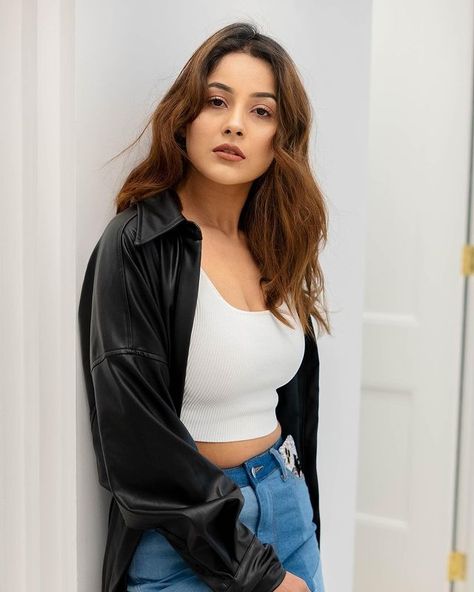 Shehnaaz Gill (@shehnaazgill) • Instagram photos and videos Shehnaz Kaur Gill, Music Me, Saree Images, Cute Expressions, Punjabi Music, Shehnaaz Gill, Desi Models, Latest Instagram, Latest Sarees