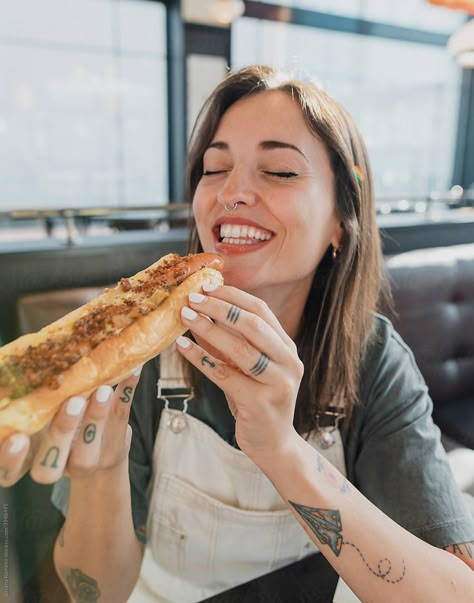 Young Woman Eating A Hotdog by Susana Ramírez Chili Photography, Food Picture Ideas, Eating Pose, Food Poses, Women Eating, Minimalist Food, Logo Cafe, Woman Eating, Autumn Photoshoot