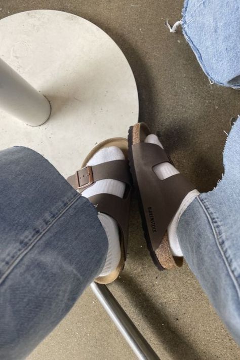 Brown Birkenstock Outfit, Birkenstocks Aesthetic, Birkenstock Aesthetic, Brown Birkenstocks, Birks Sandals, Birkenstock Sandals Outfit, Birkenstock Outfit, Dr Shoes, Pretty Shoes Sneakers