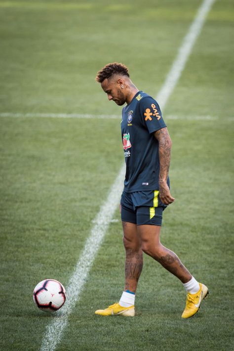 HARRISON, NJ - SEPTEMBER 04: Neymar de Silva Jr. #10 of the Brazil National Soccer Team kicks the ball during the training session before facing the U.S. Men's Soccer Team in a friendly match.  The training session took place at Red Bull Arena on September 04, 2018 in Harrison, NJ.  (Photo by Ira L. Black/Corbis via Getty Images) Neymar Jr Training, Neymar Training, Neymar Brazil, Men's Soccer Teams, Soccer Teams, Neymar Football, Women's Soccer Team, Friendly Match, Usa Soccer Women