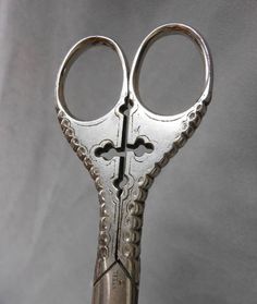 Gothic Sewing, Pretty Scissors, Antique Scissors, Best Scissors, Vintage Scissors, Old Sewing Machines, Sewing Scissors, Needle Cases, Gothic Design