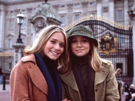 The Best Mary Kate & Ashley Movie Fashion Moments That Gave Us Serious Teen Style Envy | Bustle Olsen Twins Style 2000s, Mary Kate And Ashley Olsen 2000s, Mary Kate And Ashley Olsen, Olsen Twins Style, Mary Kate And Ashley, Zoey 101, Olsen Sister, Winning London, Mary Kate Ashley