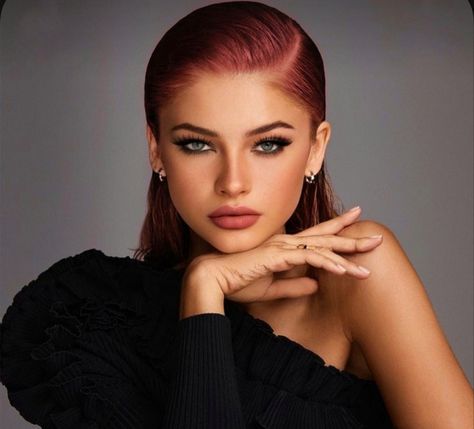 Madeline Cline + Zendaya, Zendaya X Madelyn Cline, Madelyn Cline Mixed With Zendaya, Zendaya Madelyn Cline, Zendaya And Madelyn Cline, Forehead Aesthetic, Face Morph, Hair Dyed Underneath, Small Forehead