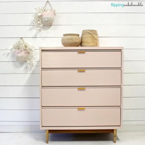 "Pretty in Pink! This mid century modern dresser was painted with General Finishes Ballet Pink. I left the legs natural, and added new hardware on the drawers" - Flipping Unbelievable . Pink Mid Century, Pink Dresser, Furniture Flipping, Mid Century Dresser, Mid Century Modern Dresser, General Finishes, Ballet Pink, Modern Dresser, Milk Paint