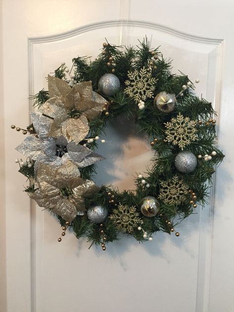 Grey Christmas Wreath, Christmas Reef, Snowflake Wreath, Christmas Tree Decorating Themes, Gold Wreath, Homemade Christmas Decorations, Grey Christmas, Easy Christmas Decorations, Tree Decorating