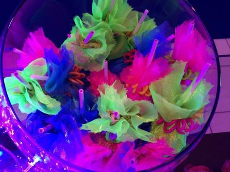 Neon Party Favours Neon Party Centerpieces Diy, Glow In The Dark Centerpieces Ideas, Diy Neon Decorations, Glow Centerpieces, Glow Party Centerpieces, Neon Party Centerpieces, Neon Centerpieces Ideas, 18th Birthday Party Glow In The Dark, Glow In The Dark Party Supplies