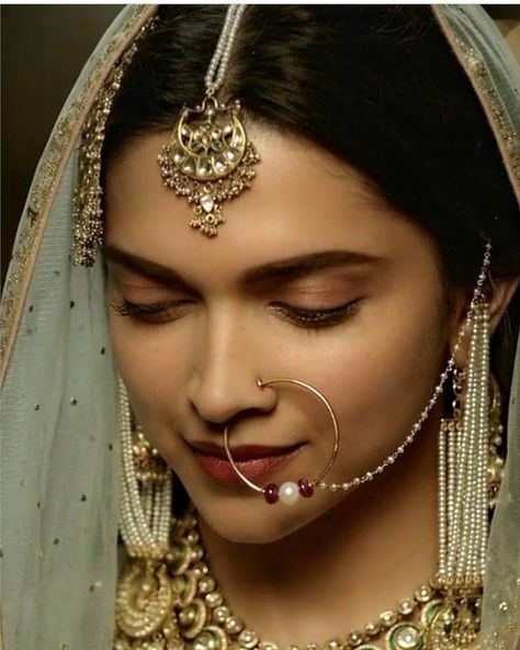 Gold Maang Tikka Designs, Mastani Deepika Padukone, Gold Maang Tikka, Tikka Designs, Bajirao Mastani, ऐश्वर्या राय, Dipika Padukone, Deepika Padukone Style, Maang Tikka