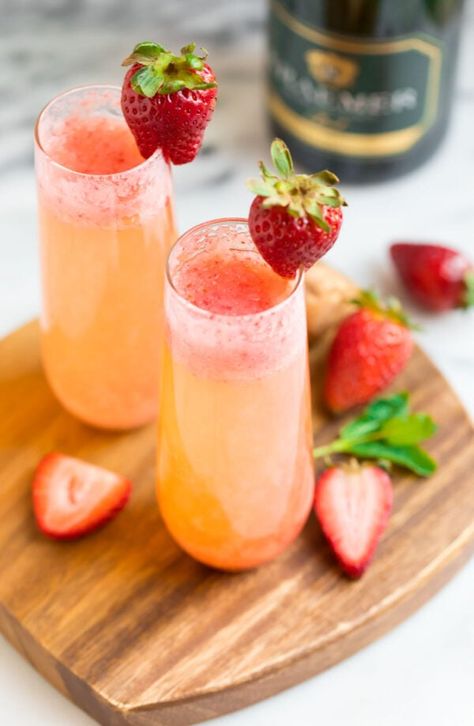 Strawberry Mimosa Recipe, Strawberry Mimosas, Strawberry Champagne Cocktail, Mimosa Recipes, Brunch Cocktail Recipes, Cosmopolitan Cocktail Recipes, Strawberry Mimosa, Leftover Strawberries, Champagne Recipes Cocktails