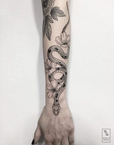 Tato Tradisional, Forearm Flower Tattoo, Tattoo Snake, Snake Tattoo Design, Forearm Sleeve Tattoos, Inspiration Tattoos, Forearm Tattoo Women, Tattoo Artwork, Arrow Tattoo