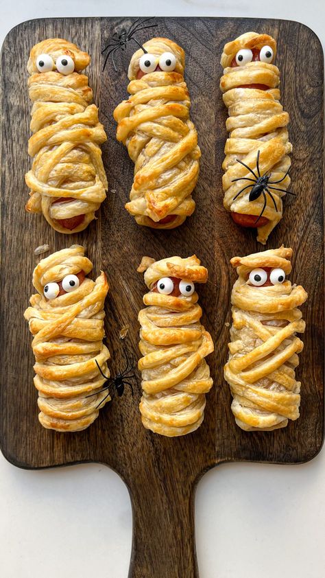 Mummy Hotdogs are a simple, creative, and delicious way to add some spooky fun to your Halloween party or family dinner. Halloween Themed Mexican Food, Cute Halloween Dinner Ideas, Cheap Halloween Food Ideas Parties, Halloween Themed Dinner For Kids, Halloween Savoury Party Food, Halloween Party Food Savory, Spooky Dishes Halloween Foods, Savoury Halloween Food, Halloween Dinner Food