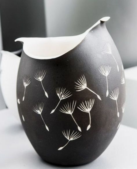 Black And White Sgraffito Pottery, Pottery Scraffito Patterns, Sgraffito Designs Pattern, Mishima Pottery, Scraffito Designs Simple, Sgraffito Ceramics, Sgraffito Pottery, Ceramics Bowls Designs, Diy Pottery Painting