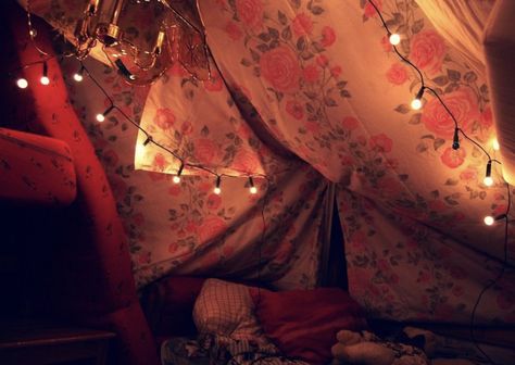 Cozy Childhood Hideaway Aesthetic, Pillow Fort Aesthetic, Blanket Fort Aesthetic, Forts Aesthetic, Fort Aesthetic, Blanket Ceiling, Blanket Nest, Comfy Core, Pillow Nest