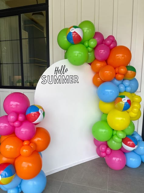 Pool Party Balloon Arch Ideas, Pool Backdrop Ideas, Cloud 9 Birthday Party, Birthday Pool Party Ideas, Cloud 9 Birthday, 15 Birthday Party, Ideas For Party Decorations, Balloon Decor Ideas, Combined Birthday Parties