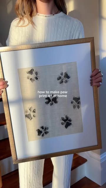 Diy Dog Painting, Dog Paw Print Craft Paint, Dog Print Art Diy, Paw Print Art Ideas, Paw Print Painting Ideas, Puppy Paw Print Art, Cat Paw Print Art, Paw Painting Dog Art, Dog Paw Painting