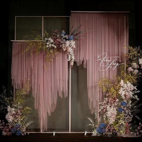 Floral Installation Backdrop, Engagment Decoration Simple At Home, Engagment Decoration Stage Simple, Dekor Simple, Decoration Event, Home Decoration Diy, Wedding Instagram, Dream Wedding Decorations, Curtain Backdrops