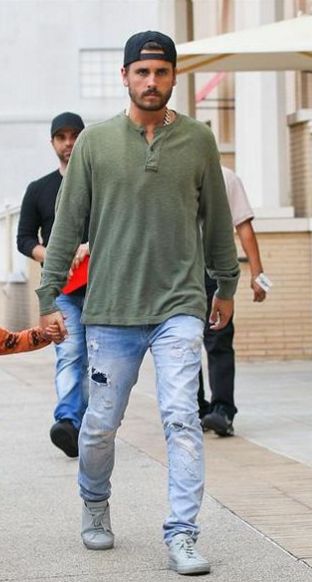 scott disick Common Projects Outfit, Best Ripped Jeans, Scott Disick Style, Lord Disick, Ripped Jeans Look, Light Blue Ripped Jeans, Common Projects Sneakers, Women's Henley, Torn Jeans