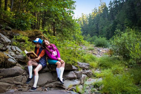 Dipper and Mabel cosplays by @mythicalrealitycosplay on Instagram Mabel And Dipper Cosplay, Dipper And Mabel Cosplay, Mabel Aesthetic, Dipper Cosplay, Gravity Falls Cosplay, Gravity Falls Dipper, Dipper And Mabel, Gravity Falls Fan Art, Cosplay Inspo