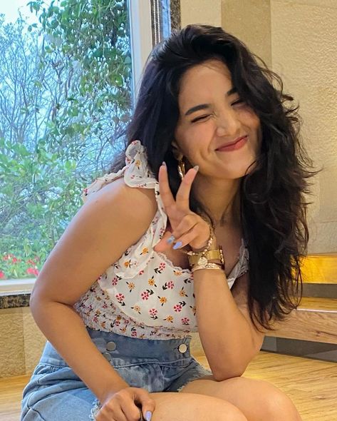 Michu Somya Gupta, Somya Gupta, Poses Women, Desi Aesthetic, Teenage Fashion, Photography Poses Women, Ig Post, Cute Poses, Teenage Fashion Outfits