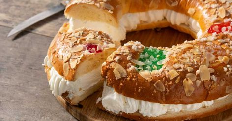 Cómo hacer una rosca de Reyes rellena de nata en menos de una hora | Salud180 Epiphany Cake, Tofu Cream Cheese, Vegan Bagel, Vegan Appetizers Recipes, Homemade Churros, Bagel Toppings, Spanish Desserts, Sweet Whipped Cream, Dairy Free Cream