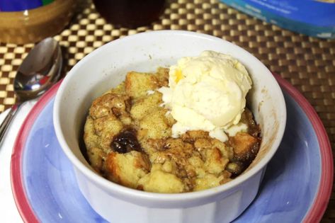 Microwave Bread Pudding, Individual Bread Pudding, Gluten Free Bread Pudding, Sourdough Bread Pudding, Cake For Two Recipe, Magic Cake Recipes, Easy Mug Cake, Bread Pudding Easy, Savory Bread Puddings