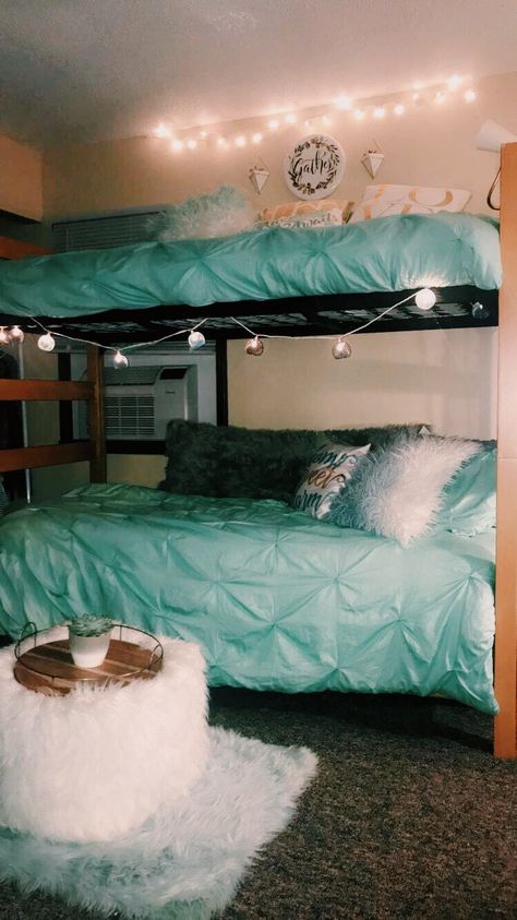 Teal Dorm Room Teal Dorm Room Ideas, Teal Room Aesthetic, Teal Room Ideas, Teal Dorm Room, Bunk Bed Aesthetic, Girls Bedroom Teal, Teal Room Decor, Baylor Dorm, Dorm Vibes