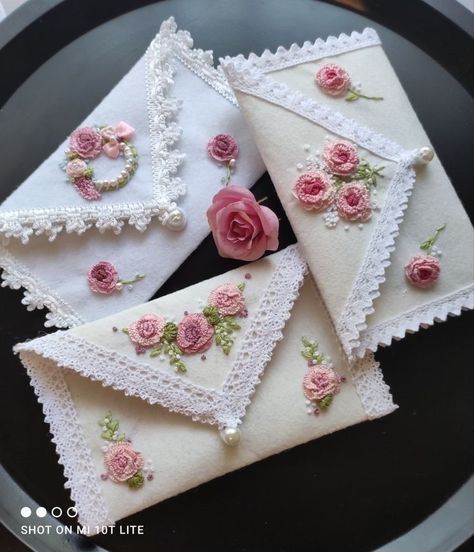 Fancy Envelopes, Wedding Gifts Packaging, Handmade Envelopes, Kids Crochet, Hand Embroidery Patterns Flowers, Aesthetic Crochet, Crochet Clothes For Women, Handmade Embroidery Designs, Brazilian Embroidery