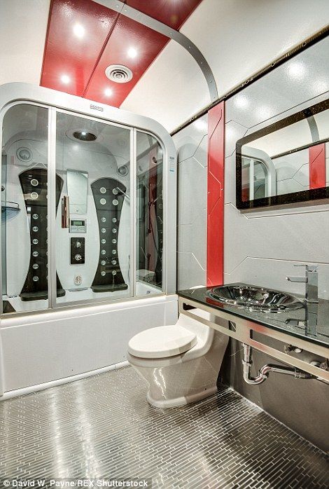 And it includes a futuristic bathroom Star Trek Bathroom, Sci Fi Bathroom, Spaceship Bathroom, Futuristic Bathroom Design, Futuristic Shower Design, Star Trek Decor, Scifi Room, Futuristic Toilet Design, Gamer Room Design