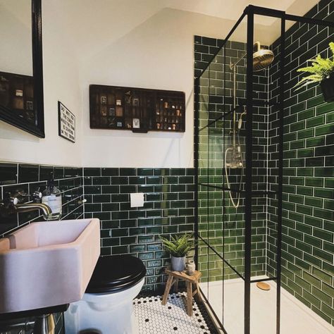 Dark En Suite Bathroom, Green Wet Room, Black And Green Tile Bathroom, Modern Victorian Decor Bathroom, Green Shower Bathroom Ideas, Internal Bathroom No Windows, Small Bathroom Green Tile, Black And Green Bathroom Ideas, Bathroom Interior Design Green