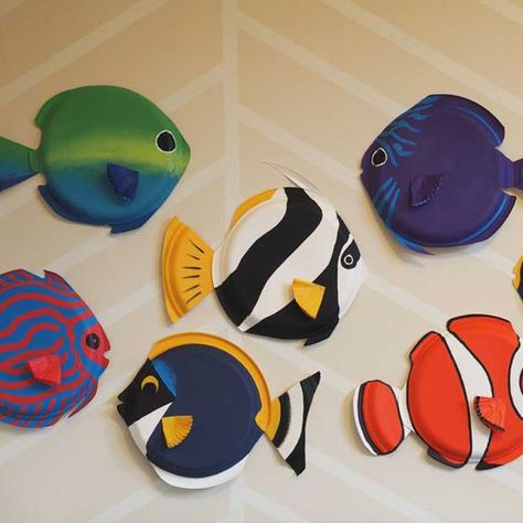 There’s oceans of fun to be had with these easy paper plate fish Paper Plate Jelly Fish Craft, Paper Plate Sea Creatures, Clown Fish Craft, Sea Creature Craft, Paper Plate Decorations, Diy Under The Sea Decorations, Easy Fish Craft, Colour Paper Craft, Ocean Themed Crafts