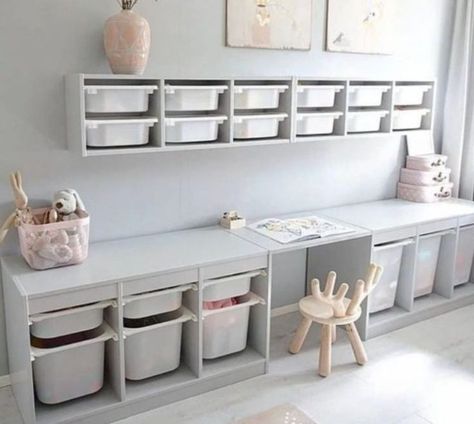 IKEA TROFAST : le meuble pour ranger les jouets de vos enfants Kuggis Ikea, Organization Nursery, Trofast Ikea, Ikea Playroom, Ikea Kids Room, Montessori Method, Ikea Kids, Inspired Bedroom, Ikea Bedroom