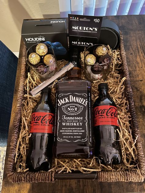 Diy Alcohol Gift Basket Ideas, Alcohol Basket Ideas For Raffle, Bourbon Gift Basket Ideas, Christmas Liquor Gift Ideas, Alcohol Baskets Ideas, Whiskey Gift Basket, Whisky Basket Ideas, Alcohol Bouquet For Men, Whiskey Gift Basket For Men