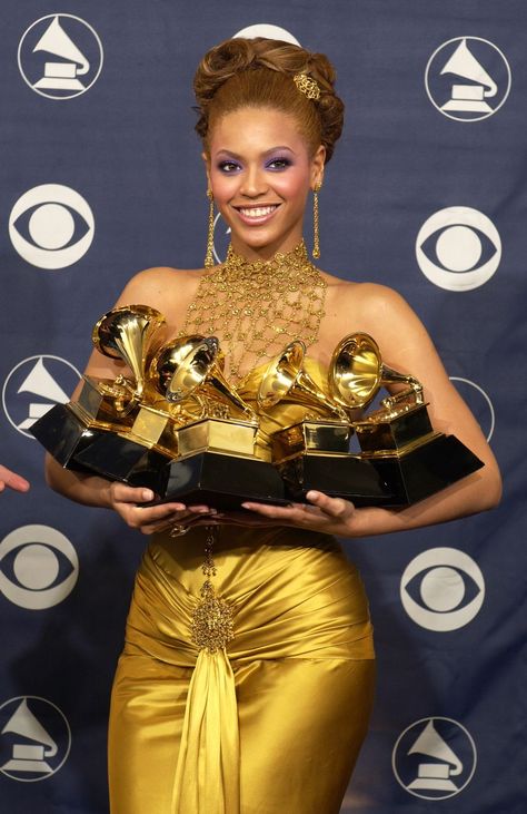 Grammy Awards Trophy, Farrah Franklin, Naomi Wwe, Sparkly Tights, Grammy Dresses, Peach Gown, Grammys Red Carpet, Sasha Fierce, Polka Dots Outfit