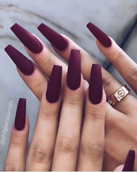 12 Pretty Ways To Wear Burgundy Nails This Autumn #fallnails #autumnnails #darknails #nailartdesigns #nailcolours #nails #fallnailartdesign Burgundy Acrylic Nails, Nail Pinterest, Extension Nails, Idea Nail, Nails Trending, Nails Sparkle, Trending Nails, Nail Brown, Nails Silver