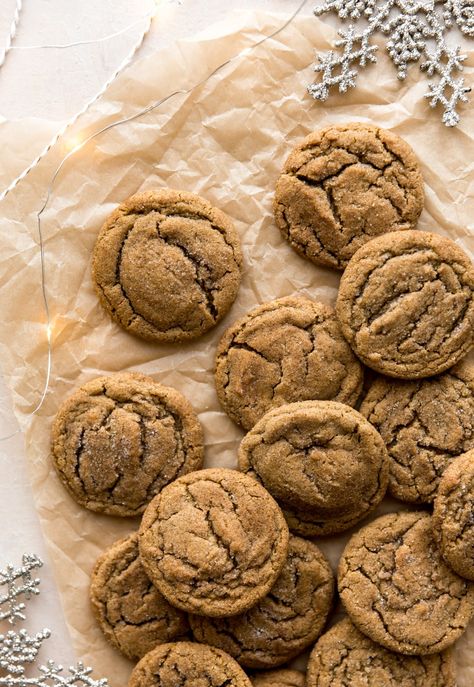 Soft Gingerbread Cookies Gooey Gingerbread Cookies, Soft Baked Gingerbread Cookies, Fluffy Gingerbread Cookies, Fluffy Cookies, Chocolate Cream Pie Recipe, Easy Gingerbread Cookies, Gingerbread Cookie Recipe, Italian Christmas Recipes, Chewy Molasses Cookies