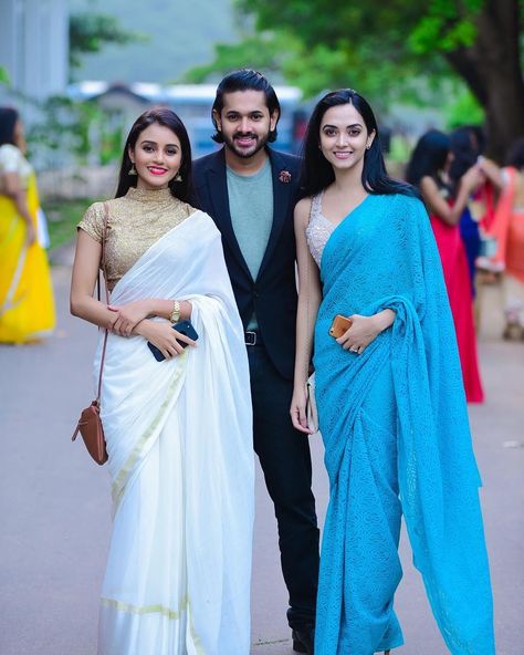 At an event- university of Colombo 🤗 @rahulalive @dinakshie ❤️💫 image courtesy- @gayashankavinda Sajana Wanigasuriya, Classy Sarees, Saree Jacket Designs, Saree Jackets, Pakistani Bridal Makeup, Trendy Dress Outfits, Blouse Designs Latest, Saree Dress, Hand Chain