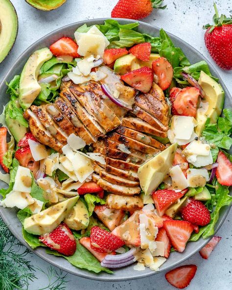 Easy and Healthy Strawberry Chicken Salad | Healthy Fitness Meals Strawberry Chicken, Strawberry Salad Recipe, Healthy Dinner Salads, Strawberry Chicken Salad, Fitness Meals, Salad With Chicken, Healthy Chicken Salad, Healthy Fitness Meals, Diner Recept