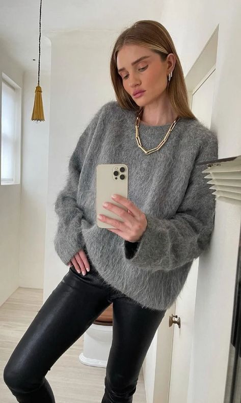 Rosie Huntington-Whiteley - Grey Melange Biella Alpaca Blend Sweater - Totême – The Nines January Style, October Mood, Inspirational Outfits, Oversized White Shirt, Leather Leggings Outfit, Knitwear Trends, Look Adidas, Leggings Outfits, Estilo Indie