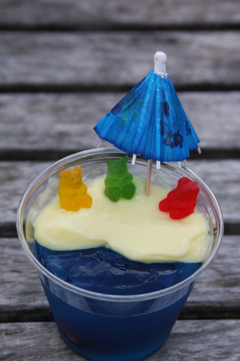 Bears at the Beach (blue jello, vanilla pudding, gummi bears, umbrella). So cute! Beach Snacks, Summertime Snacks, Blue Jello, Gummi Bears, Kids Treat, Summer Snacks, Beach Blue, Toddler Snacks, Vanilla Pudding