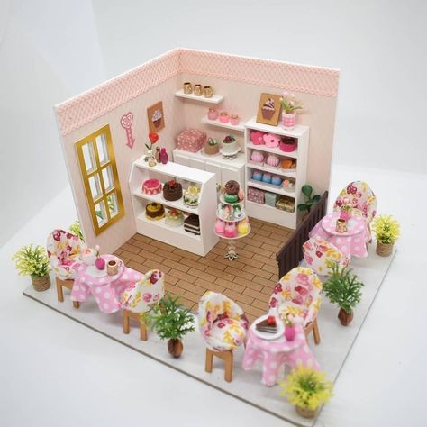 Miniature Bakery Shop, Diy Miniature House, Mini Cafe, Bakery Design Interior, Paper Furniture, Miniature Bakery, House Cake, Polymer Clay Jewelry Tutorials, Handmade Paper Crafts