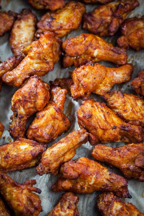 Oven Chicken Wings, Wings Recipe Baked, Baked Chicken Wings Oven, Crispy Baked Chicken Wings, Crispy Oven Baked Chicken, Chicken Wing Recipes Baked, Honey Barbecue, Crispy Wings, Crispy Chicken Wings