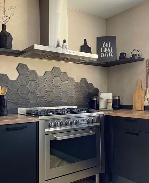 Black Hexagon Tile Kitchen Backsplash, Honey Comb Tiles Kitchen, Black Honeycomb Backsplash, Honeycomb Backsplash Kitchen, Honeycomb Tiles Kitchen, Hexagonal Backsplash, Hexagon Backsplash Kitchen, Hexagon Tile Kitchen, Hexagon Backsplash