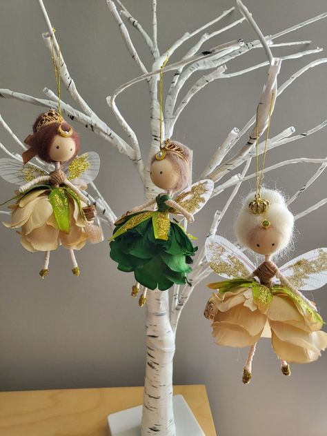 Flowers for dresses. Wire for body and covered in embroidery thread . Felting yarn for hair abd cheap rings fir crowns. Please like post if you like them. Diy Christmas Fairy, Fairy Tree Topper, Tree Fairies, Fairy Christmas Ornaments, Christmas Fairy Ornaments, Fairy Christmas Tree, Fairy Diy Crafts, Fairy People, Christmas Fairy Angel Tree Ornaments Diy