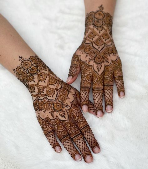 Desi Mehndi, Forearm Henna, Traditional Henna Designs, Mahendi Designs, Henna Designs Wrist, Arabic Henna Designs, Henna Nails, Karva Chauth, Foot Henna