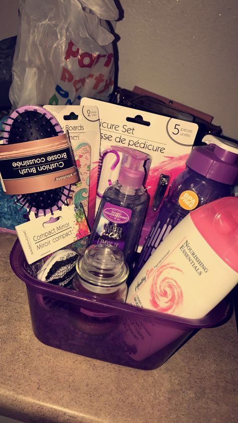 Dollar Tree Self Care Basket, Mothers Day Basket Ideas Dollar Stores, Dollar Tree Birthday Basket, Dollar Tree Basket Ideas, Dollar Store Gift Basket Ideas, Dollar Tree Gift Basket Ideas, Cute Gift Baskets, Raffle Gift Basket Ideas, Beauty Gift Basket