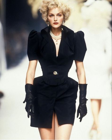 Vivienne Westwood 70s Fashion, Vivienne Westwood 90s, Vivienne Westwood Collection, Runway Aesthetic, Vivienne Westwood Fashion, High Fashion Runway, 90s Runway, Outfits 70s, 90s Runway Fashion